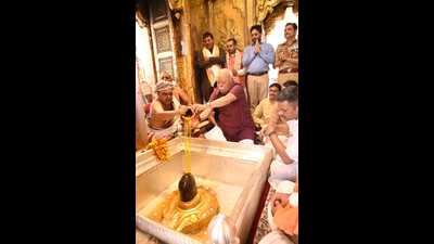 RSS chief Mohan Bhagwat offering prayers at Kashi Vishwanath temple in Varanasi (HT) RSS chief Mohan Bhagwat offering prayers at Kashi Vishwanath temple in Varanasi (HT)