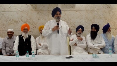 Shiromani Akali Dal workers during the meeting at Gurdwara Sri Guru Singh Sabha in Model Town in Ludhiana on Saturday. (Gurpreet Singh/HT)