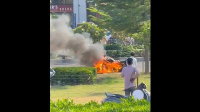 The biker jumped off the two-wheeler in the nick of time. (HT)
