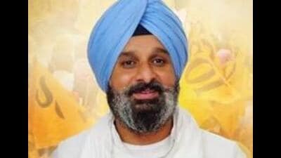 Three days after the new special investigation team (SIT) inquiring into a drug trafficking case against Shiromani Akali Dal (SAD) leader Bikram Singh Majithia moved a Mohali court seeking search warrants, the court on Saturday adjourned the hearing for arguments to April 19. (HT File)