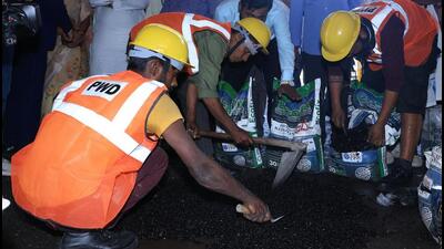 Workers at the Ecofix trial on delhi secretariat Road. (HT Photo)