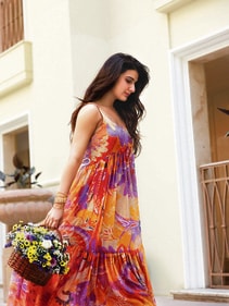 Outfit: W for Woman | In a flowing chiffon ensemble by W for Woman, Fatima stands out in bright paisley prints, delicate sequins, intricate beadwork and a soft, feminine drape. (Photo: Sarang Gupta)