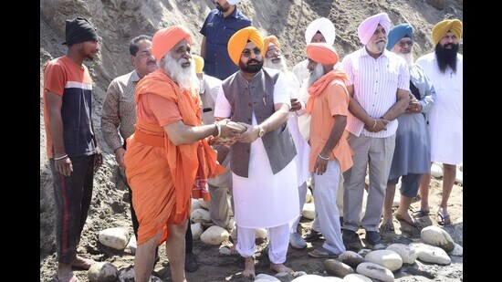 Balbir Singh Seechewal and Hardeep Singh Mundian during the ceremonial initiation of construction project in Ludhiana. (HT Photo)