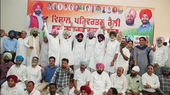 PPCC chief Amarinder Singh Raja Warring , LoP Partap Singh Bajwa and other Congress leaders at Sultanpur Lodhi rally. (HT Photo)