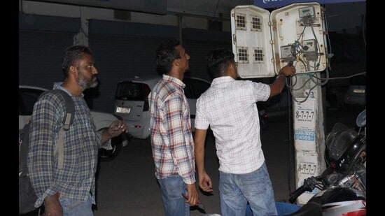 PSPCL lineman disconnecting electricity connections in Ludhiana on Saturday. (HTPhoto)