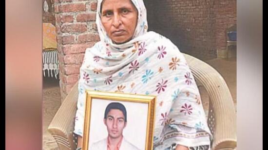 The mother of the victim with her son’s picture (Sourced)