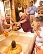 RSS chief Mohan Bhagwat offering prayers at  Kashi Vishwanath temple in Varanasi (HT)