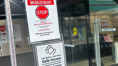 A measles alert sign hangs outside the entrance to the Cohen Children's Medical Center, where the state health department confirmed that a baby tested positive and that there is a possibility of exposure to others at the facility, in New Hyde Park, New York, U.S. (REUTERS)