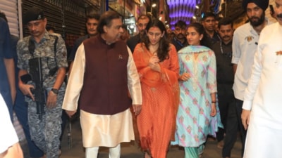 An older photo of Mukesh Ambani, Shloka Mehta and Radhika Merchant at Mumbai's Lalbaugcha Raja temple.