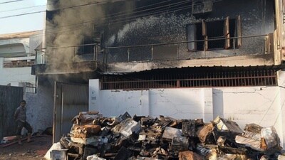 The fire at a warehouse in Lucknow’s Gomti Nagar on Sunday (Mushtaq Ali/HT)