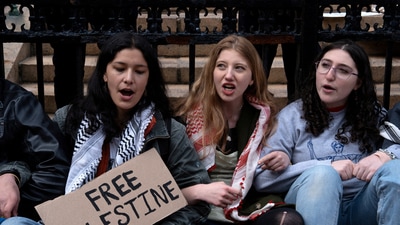 Columbia student demonstrators chain themselves to the gates of St. Paul’s Chapel at Columbia University to denounce the arrest of Mahmoud Khalil in New York City, U.S., April 2, 2025. (REUTERS FILE)