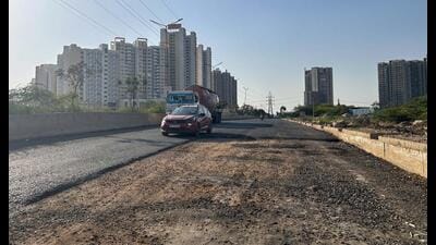 A newly-built road in Gurugram’s Sector 102 lying damaged due to the poor quality of material used. (PARVEEN KUMAR/HT) A newly-built road in Gurugram’s Sector 102 lying damaged due to the poor quality of material used. (PARVEEN KUMAR/HT)