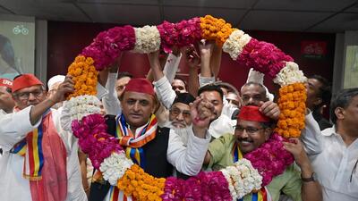 Former BSP leader Daddu Prasad joining the Samajwadi Party in the presence of SP chief Akhilesh Yadav in Lucknow on Monday. (Mushtaq Ali/Hindustan Times) Former BSP leader Daddu Prasad joining the Samajwadi Party in the presence of SP chief Akhilesh Yadav in Lucknow on Monday. (Mushtaq Ali/Hindustan Times)