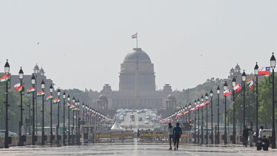 Delhi's maximum temperature on Monday was recorded at 40 degrees Celsius. (Sanchit Khanna/ Hindustan Times) Delhi's maximum temperature on Monday was recorded at 40 degrees Celsius. (Sanchit Khanna/ Hindustan Times)