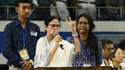 West Bengal chief minister Mamata Banerjee asserted that she would continue fighting for the teachers who lost their jobs after the SC verdict (HT Photo/Samir Jana) West Bengal chief minister Mamata Banerjee asserted that she would continue fighting for the teachers who lost their jobs after the SC verdict (HT Photo/Samir Jana)