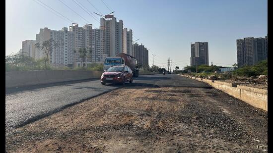 A newly-built road in Gurugram’s Sector 102 lying damaged due to the poor quality of material used. (PARVEEN KUMAR/HT)