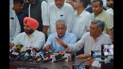 (From left) Union minister of state for railways Ravneet Bittu, Punjab BJP chief Sunil Jakhar and party leader Manoranjan Kalia addressing media in Jalandhar on Tuesday. (HT) (From left) Union minister of state for railways Ravneet Bittu, Punjab BJP chief Sunil Jakhar and party leader Manoranjan Kalia addressing media in Jalandhar on Tuesday. (HT)