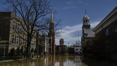 While utilities turned off gas and electricity in an area spanning from Texas to Ohio, cities issued evacuation orders, and rescue workers in inflatable boats visited homes in Kentucky and Tennessee. (AP) While utilities turned off gas and electricity in an area spanning from Texas to Ohio, cities issued evacuation orders, and rescue workers in inflatable boats visited homes in Kentucky and Tennessee. (AP)