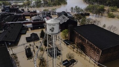As the river peaked just shy of a record on Monday, officials in Frankfort implemented a curfew, rerouted traffic, and cut off utilities to businesses. (AP) As the river peaked just shy of a record on Monday, officials in Frankfort implemented a curfew, rerouted traffic, and cut off utilities to businesses. (AP)