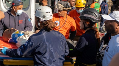 Members of Civil Defence and firefighters carry a wounded man following the collapse of the Jet Set nightclub roof, in Santo Domingo, on April 8, 2025.. (Photo by Francesco SPOTORNO / AFP) (AFP) Members of Civil Defence and firefighters carry a wounded man following the collapse of the Jet Set nightclub roof, in Santo Domingo, on April 8, 2025.. (Photo by Francesco SPOTORNO / AFP) (AFP)