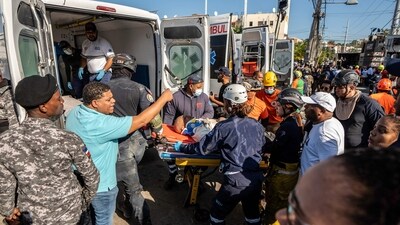 Members of Civil Defence and firefighters carry a wounded man following the coillapse of the Jet Set nightclub roof, in Santo Domingo, on April 8, 2025. The rescue operations are still underway. (Photo by Francesco SPOTORNO / AFP) (AFP) Members of Civil Defence and firefighters carry a wounded man following the coillapse of the Jet Set nightclub roof, in Santo Domingo, on April 8, 2025. The rescue operations are still underway. (Photo by Francesco SPOTORNO / AFP) (AFP)