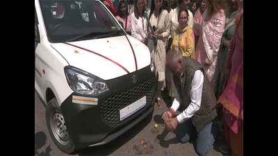 Mayor Surender Chauhan inaugurating the pink taxi service in Shimla on Tuesday. (HT Photo)
