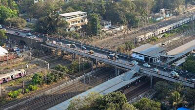 Mumbai, India. Jan 30, 2025: The Mumbai Metropolitan Region Development Authority (MMRDA) will close the Prabhadevi Railway Over Bridge for motorists in February to construct the Worli-Sewree MTHL connector and redevelop the bridge. Mumbai, India. Jan 30, 2025. (Photo by Raju Shinde/HT Photo) (Hindustan Times) Mumbai, India. Jan 30, 2025: The Mumbai Metropolitan Region Development Authority (MMRDA) will close the Prabhadevi Railway Over Bridge for motorists in February to construct the Worli-Sewree MTHL connector and redevelop the bridge. Mumbai, India. Jan 30, 2025. (Photo by Raju Shinde/HT Photo) (Hindustan Times)