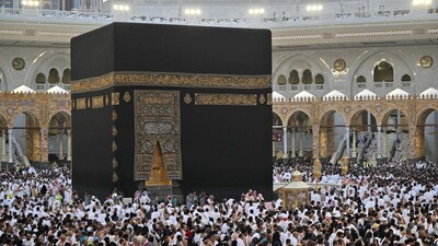 Muslims perform Umrah on the 27th day of the holy month of Ramadan in the Grand Mosque in the holy city of Mecca, Saudi Arabia, March 27, 2025. (via REUTERS)
