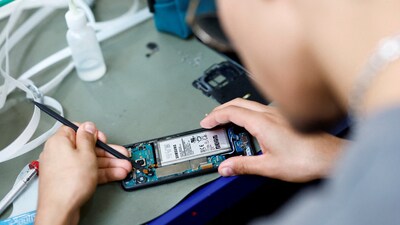 A smartphone repair technician works on a Samsung Electronics' Galaxy S8 in Saint-Sebastien-sur-Loire (REUTERS)