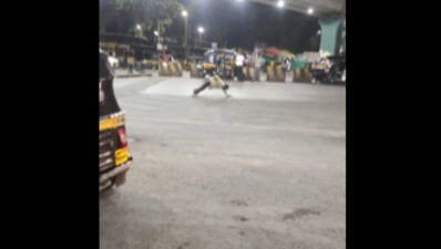 A drunk man in Pune was filmed doing push-ups on a busy road. (Reddit/Impossible-Repair-37) A drunk man in Pune was filmed doing push-ups on a busy road. (Reddit/Impossible-Repair-37)
