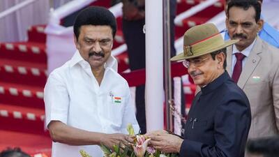 Tamil Nadu Governor RN Ravi being welcomed by chief minister MK Stalin at a function in this file photo. (PTI photo)