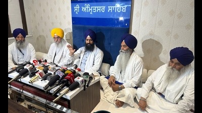 The Sikh clergy during a meeting at the Akal Takht secretariat in Amritsar on Tuesday. (Sameer Sehgal/HT) The Sikh clergy during a meeting at the Akal Takht secretariat in Amritsar on Tuesday. (Sameer Sehgal/HT)