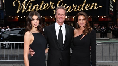 NEW YORK, NEW YORK - APRIL 03: (L-R) Kaia Gerber, Rande Gerber and Cindy Crawford attend "Good Night And Good Luck" Broadway Opening Night at Winter Garden Theatre on April 03, 2025 in New York City. Jamie McCarthy/Getty Images/AFP (Photo by Jamie McCarthy / GETTY IMAGES NORTH AMERICA / Getty Images via AFP) (Getty Images via AFP) NEW YORK, NEW YORK - APRIL 03: (L-R) Kaia Gerber, Rande Gerber and Cindy Crawford attend "Good Night And Good Luck" Broadway Opening Night at Winter Garden Theatre on April 03, 2025 in New York City. Jamie McCarthy/Getty Images/AFP (Photo by Jamie McCarthy / GETTY IMAGES NORTH AMERICA / Getty Images via AFP) (Getty Images via AFP)