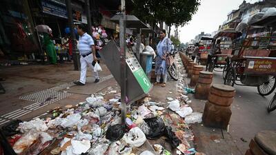 Waste dumped on a sidewalk due to jurisdictional issues in 2024. (Representative photo/HT Archive) Waste dumped on a sidewalk due to jurisdictional issues in 2024. (Representative photo/HT Archive)