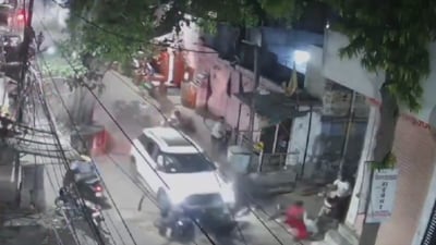 The car crushed several pedestrians and two-wheelers and left. (X) The car crushed several pedestrians and two-wheelers and left. (X)