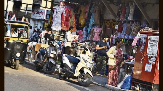 In many cases, it was observed that citizens were forced to walk on the streets since footpaths were encroached on by hawkers. (MAHENDRA KOLE/HT PHOTO)