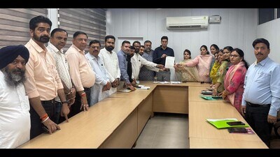 BJP leaders submitted memorandum to Municipal Commissioner, accuse AAP government of bias against party councilors in Ludhiana on Wednesday. (HT)
