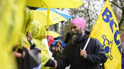Canada NDP leader Jagmeet Singh meets with striking LifeLabs workers and BC General Employees' Union members on the picket line during a campaign stop in Vancouver, British Columbia, Canada, on Tuesday. (AP) Canada NDP leader Jagmeet Singh meets with striking LifeLabs workers and BC General Employees' Union members on the picket line during a campaign stop in Vancouver, British Columbia, Canada, on Tuesday. (AP)