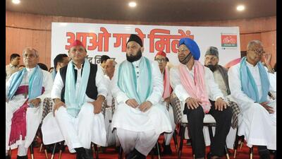 Eid and Holi Milan programme, ‘Aao Gale Milen’, organized at the Samajwadi Party headquarters in Lucknow on Wednesday. (Sourced)