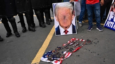 Demonstrators burnt a US flag next to riot police during a protest against the visit of Hegseth in Panama City, on April 8, 2025. (Photo by MARTIN BERNETTI / AFP) (AFP) Demonstrators burnt a US flag next to riot police during a protest against the visit of Hegseth in Panama City, on April 8, 2025. (Photo by MARTIN BERNETTI / AFP) (AFP)