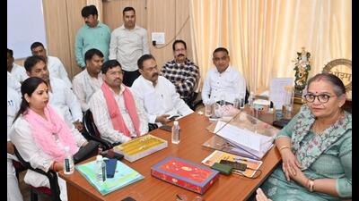 The mayor held a meeting with Samajwadi Party corporators on Wednesday. (Sourced) The mayor held a meeting with Samajwadi Party corporators on Wednesday. (Sourced)