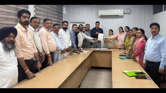 BJP leaders submitted memorandum to Municipal Commissioner, accuse AAP government of bias against party councilors in Ludhiana on Wednesday. (HT)