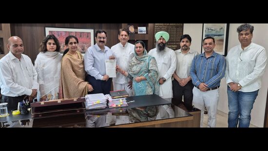 The delegation of Chandigarh unit of Aam Aadmi Party (AAP) submitting memorandum demanding roll back of property tax hike in city to chief secretary Rajeev Verma on Wednesday. (HT Photo)