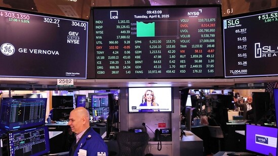 Traders work on the floor of the New York Stock Exchange during morning trading on April 08, 2025 in New York City.