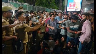 Lucknow University students protest outside the residence of vice-chancellor on Thursday. (Mushtaq Ali/HT Photo) Lucknow University students protest outside the residence of vice-chancellor on Thursday. (Mushtaq Ali/HT Photo)