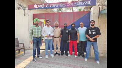 Mohali police recovered a .32-bore pistol, five live cartridges, three gold chains, two artificial bangles and a black T-shirt, inscribed with “Gangster” from the accused. (HT Photo)