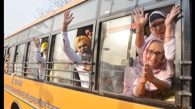 Sikh pilgrims leaving for Pakistan to celebrate Baisakhi Festival on Thursday. (Sameer Sehgal/HT) Sikh pilgrims leaving for Pakistan to celebrate Baisakhi Festival on Thursday. (Sameer Sehgal/HT)