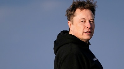 FILE PHOTO: Tesla CEO Elon Musk walks to board Air Force One with U.S. President Donald Trump (not pictured) as they depart for Philadelphia, Pennsylvania, from Morristown Municipal Airport in Morristown, New Jersey, U.S., March 22, 2025. REUTERS/Nathan Howard/File Photo (REUTERS)