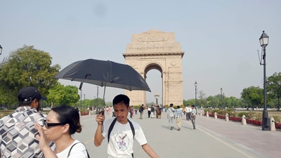 Visitors at the India Gate in New Delhi on Wednesday, April 9, 2025. (Sanjeev Verma/ Hindustan Times)