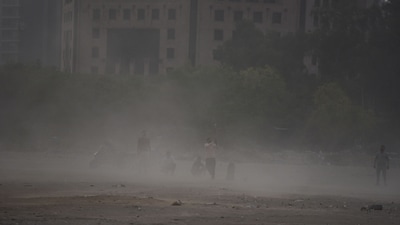 Delhi faced the season's first heatwave with the mercury soaring past 40 degrees Celsius. As per IMD, Delhi's minimum temperature on Thursday was 25.9 degrees Celsius, 5.9 degrees more than the season's average. (Parveen Kumar/Hindustan Times) Delhi faced the season's first heatwave with the mercury soaring past 40 degrees Celsius. As per IMD, Delhi's minimum temperature on Thursday was 25.9 degrees Celsius, 5.9 degrees more than the season's average. (Parveen Kumar/Hindustan Times)
